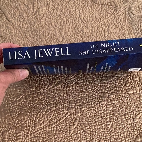 📚THE NIGHT SHE DISAPPEARED. - Picture 3 of 7